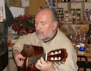 Marzio Matteoli durante una serata musicale  
