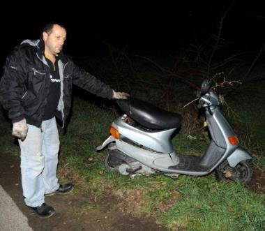 A sinistra lo scooter guidato dal giovane cecinese     