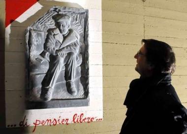 Il bassorilievo dedicato a Carlo Alberto Baldini 
