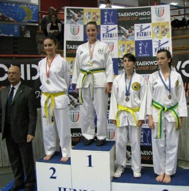 Sul gradino pi&ugrave; alto del podio la vincitrice Cristina Perondi 