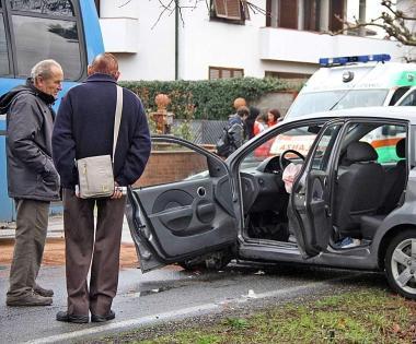 In alto il bus. Accanto lauto 