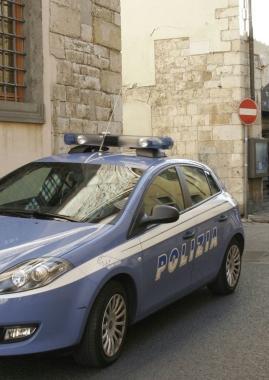 In via Baracca è intervenuta una volante della polizia