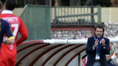 <b>IN DUBBIO</b> Il portiere Antonio Narciso e a sinistra mister Fabio Viviani    