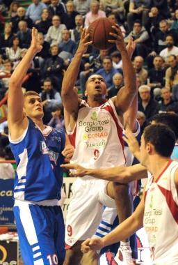 Guillame Yango in azione sotto canestro 