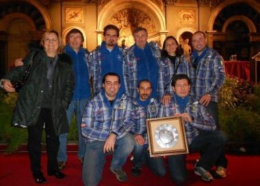 Il gruppo dirigente dello Sci snow Club di Bacchereto com la targa ricevuta a Firenze nel Salone dei Cinquecento         