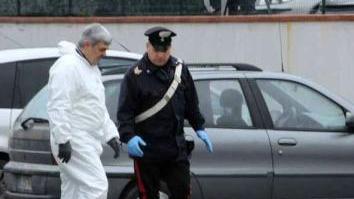 La scena del delitto a sinistra Antonio Silvestro e in alto Antonio Lanzano