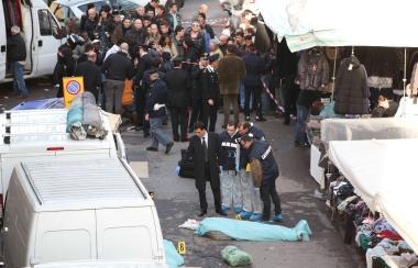 Il corpo di uno dei senegalesi uccisi dallestremista di destra a Firenze 