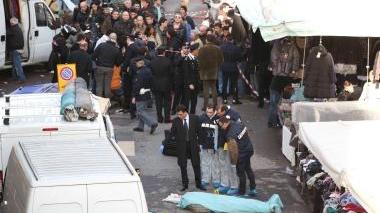 Il corpo di uno dei senegalesi uccisi dall’estremista di destra a Firenze