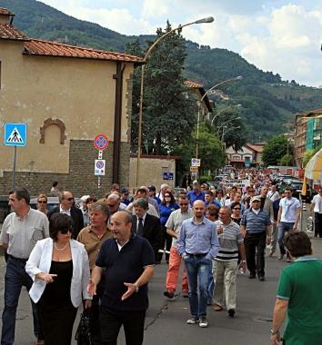 Manifestazione in difesa dellospedale con il sindaco in prima fila  