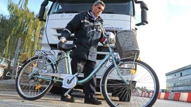 Nella foto in alto la bici con cui viaggiava la vittima Sullo sfondo il Tir
