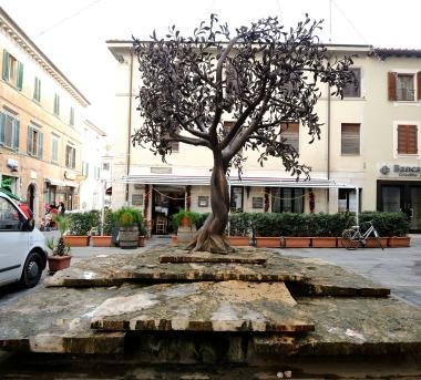 <b>PIAZZETTA SAN MICHELE. </b>La fontana del Melograno            