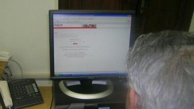 Un internetnauta intento a navigare