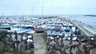 <b>COM’ERA </b>Moletto d’Ardenza nel 2008 ecco i delfini in ghisa arrugginiti e danneggiati