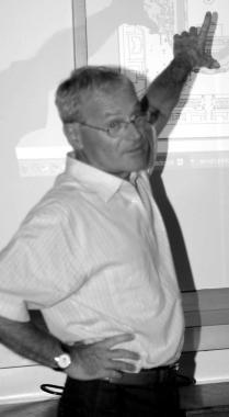 Il direttore generale dell’Asa, Michele Caturegli, e uno dei macchinari che sono stati installati alla Gera