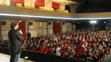 Pieraccioni con la medaglia ricevuta in omaggio dal Comune e sotto l’attore Andrea Buscemi