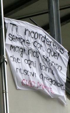 In mille per Matteo striscione e applausi davanti allo stadio