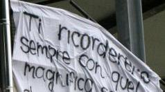 In mille per Matteo striscione e applausi davanti allo stadio