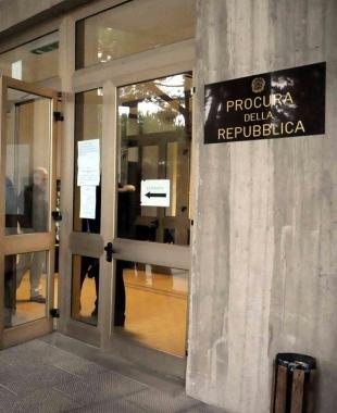 In alto Aldo Costa, il settantenne a cui la Dia ha sequestrato beni per sei milioni di euro tra immobili, terreni, soldi e titoli; a destra la procura di Massa   