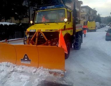 Il delegato per la protezione civile del Circondario Dario Parrini e un mezzo spalaneve in azione 