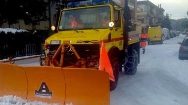 Il delegato per la protezione civile del Circondario Dario Parrini e un mezzo spalaneve in azione