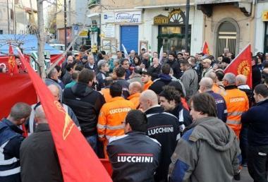 Operai in piazza Gramsci dove &egrave; montata la tenda della solidariet&agrave; 