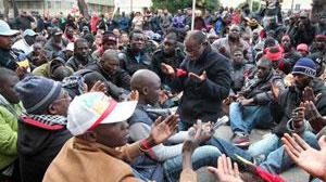 Corteo dei senegalesi in via Grande Momenti di tensione a metà percorso