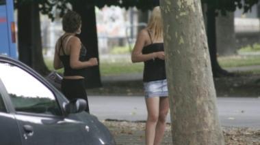 Manda la figlia quindicenne a prostituirsi: arrestata