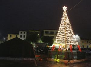 Luci sugli alberi albero-tecno e presepe fai da te