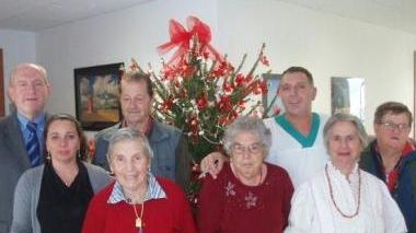 Nonni-decoratori vestono l'albero del paese