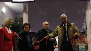 Filiberto Scarpellini (al centro con il sindaco) taglia il nastro