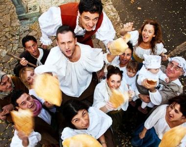 Il calendario realizzato dai commercianti di Casciana ispirato a I Promessi Sposi 