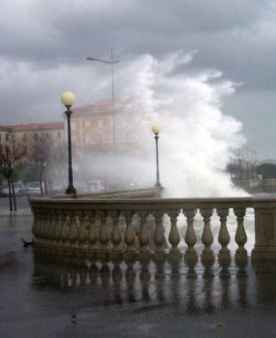 Il libeccio ieri ha flagellato il lungomare per tutto il giorno  
