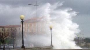 Il libeccio ieri ha flagellato il lungomare per tutto il giorno