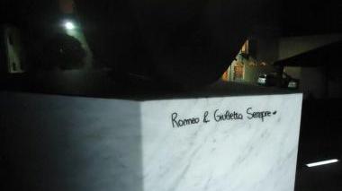 La statua imbrattata