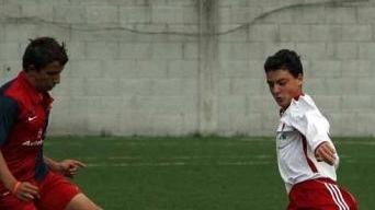 Un’azione di calcio giovanile