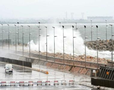 Mareggiata al porto di Piombino 