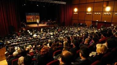 La platea degli spettatori al teatro Era di Pontedera