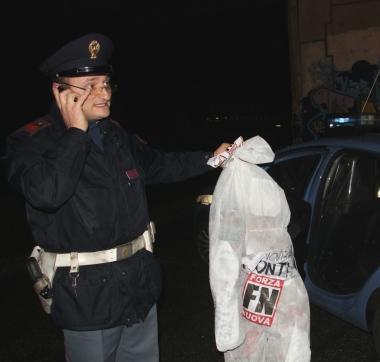 Macabri fantocci appesi di notte alle passerelle