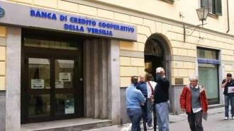La sede della Banca di credito cooperativo a Pietrasanta