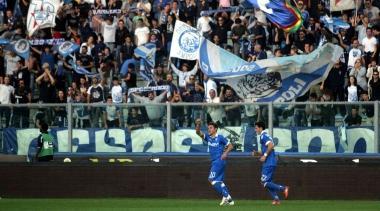 Ciccio Tavano esulta sotto la Maratona (insieme a Saponara) dopo aver realizzato uno dei suoi tredici gol Lattaccante azzurro, operato laltro ieri, vorrebbe seguire il derby col Grosseto dalle tribune del Castellani 