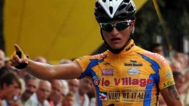 <b>I grandi protagonisti della stagione ciclistica </b>A sinistra una delle vittorie ottenute dal colombiano Winner Anacona sulle strade della zona, qui sopra l’acuto di Tommaso Fiaschi alla Coppa d’Oro e a destra la formazione dell’Hopplà-Truck Italia che ha portato a casa la bellezza di 28 vittorie