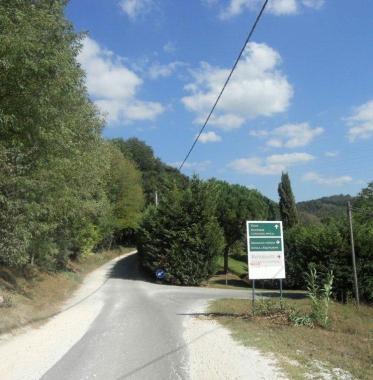 La strada che porta al centro sar&agrave; allargata: &egrave; la promessa dellassessore 