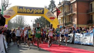 Il via della scorsa edizione in alto Alex Zanardi e a destra il testimonial Alessandro Lambruschini con i baby maratoneti