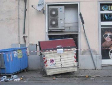 <b>IL CASSONETTO </b>centrato dallauto e finito addosso alla vetrina del negozio in via Manzoni 