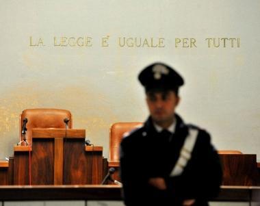 Unaula di Tribunale con il motto della giustizia 