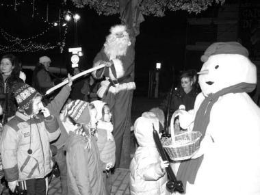 A caccia di regali tra assaggi e musica con Babbo Natale