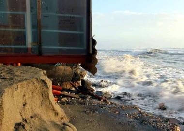 Bagno Delfino, la forza delle onde ha scalzato le fondamenta 
