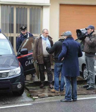 Giornalisti e fotografi davanti alla casa di Casseri a Cireglio 