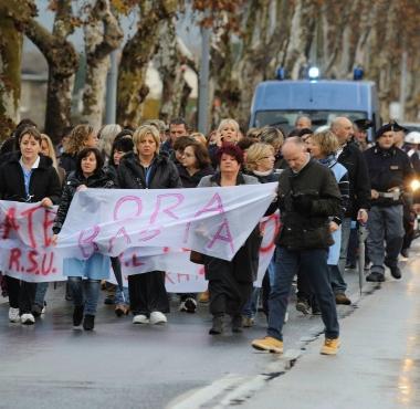 <b>IN CORTEO.</b> Le vestaglie azzurre in via Senese 
