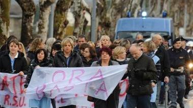 <b>IN CORTEO.</b> Le vestaglie azzurre in via Senese